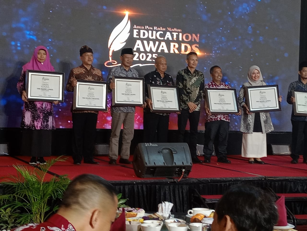 Green School pada acara Jawa Pos Radar Madiun Education Award tahun 2025